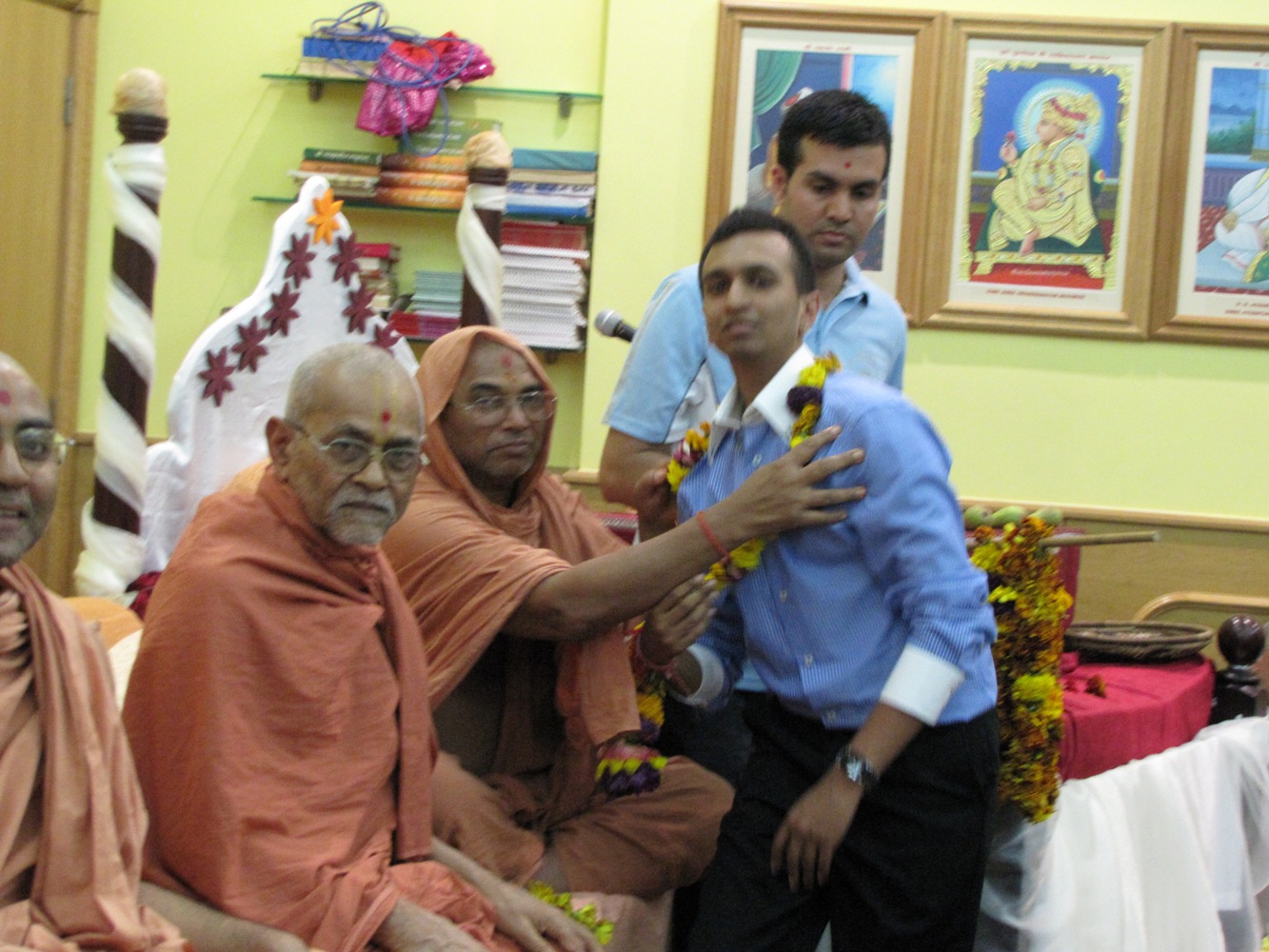 ©1987-2017 SKS Swaminarayan Temple East London