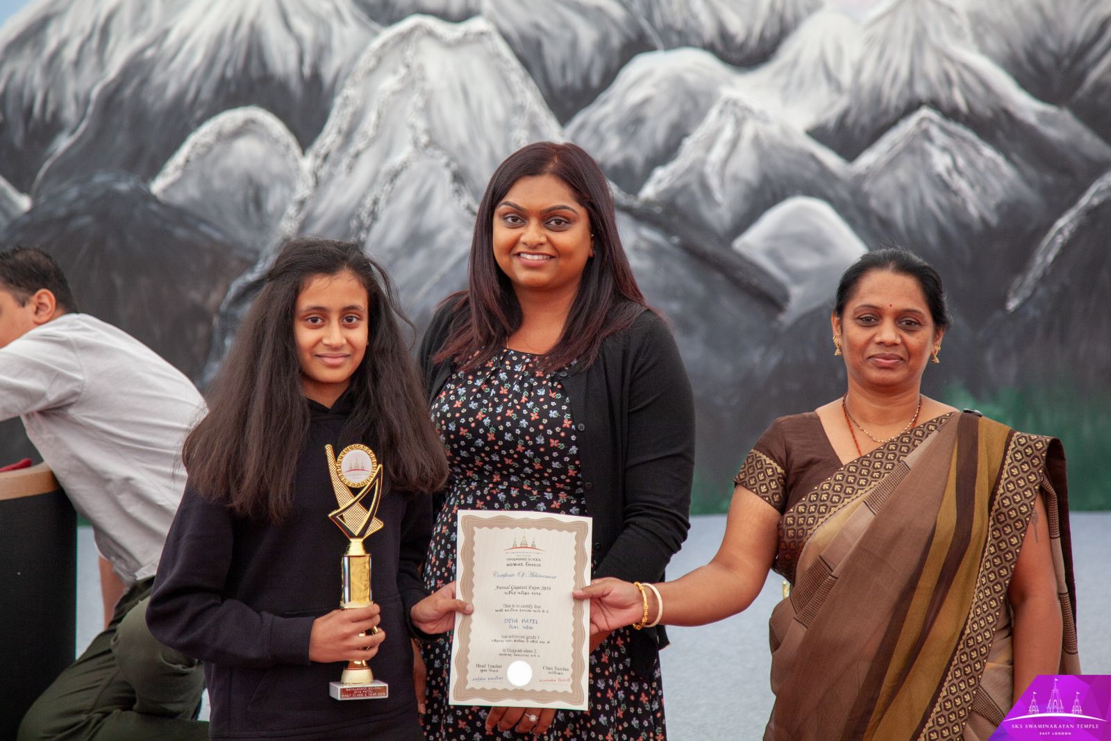 ©1987-2017 SKS Swaminarayan Temple East London