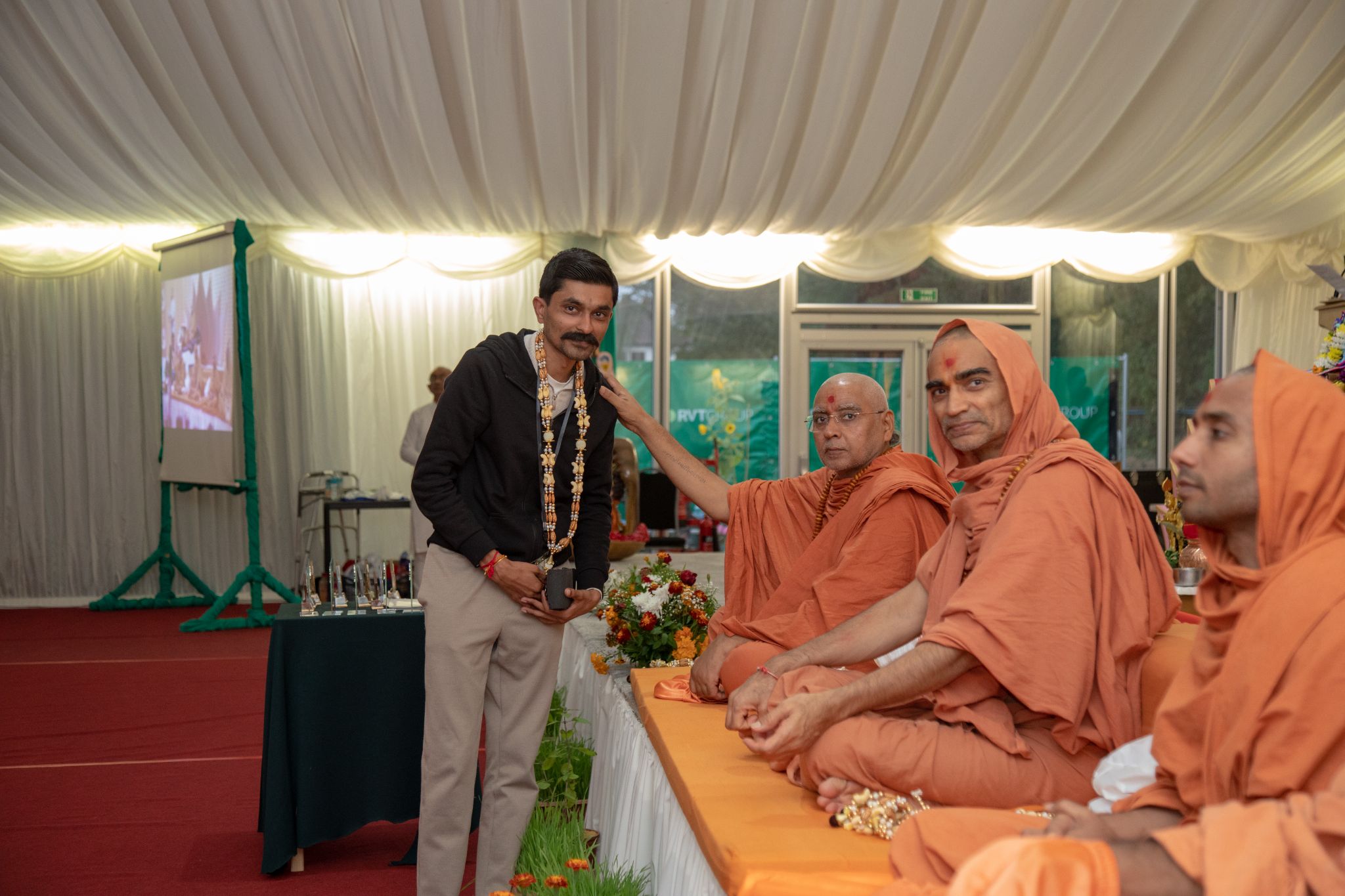 ©1987-2017 SKS Swaminarayan Temple East London