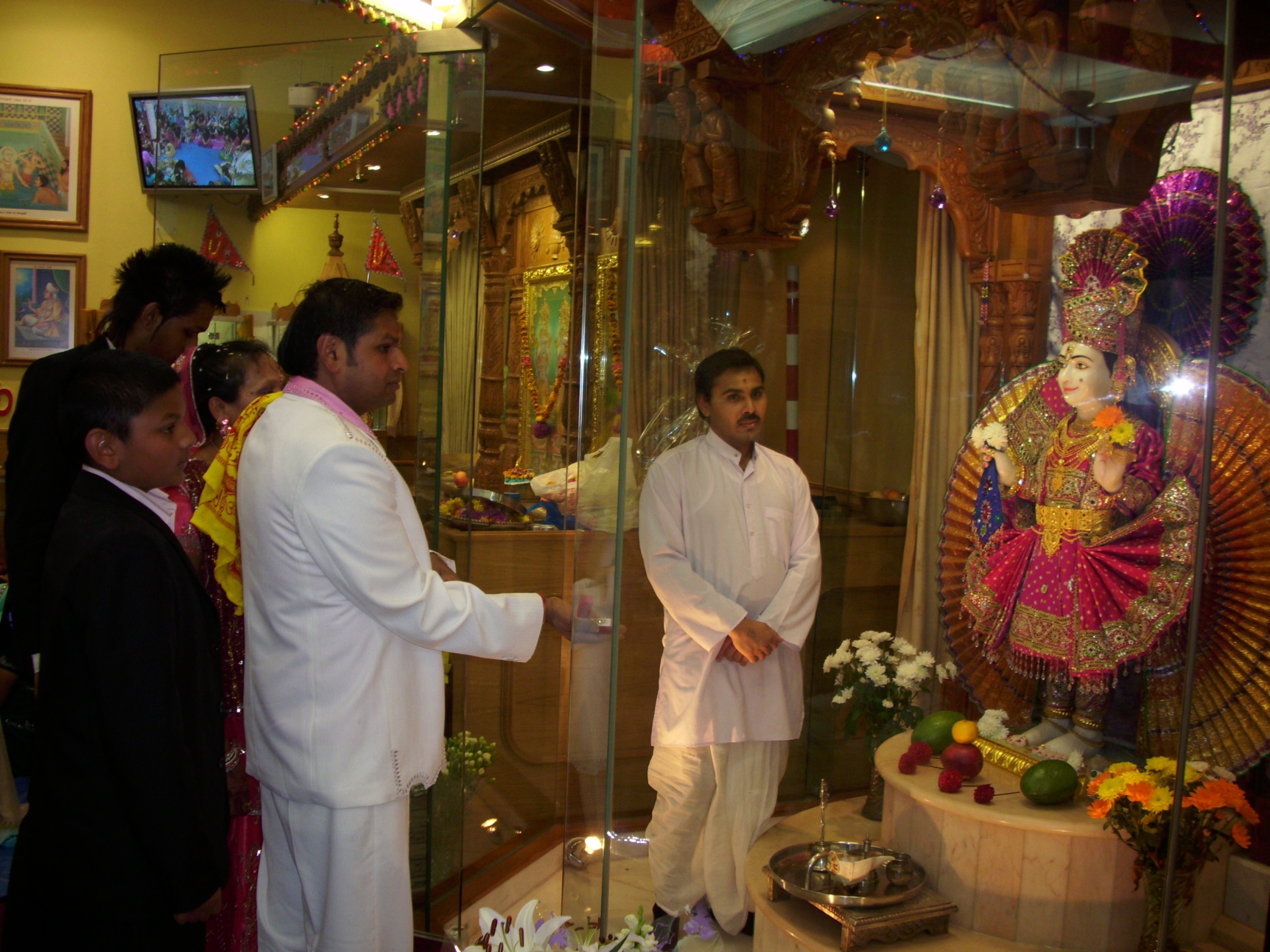 ©1987-2017 SKS Swaminarayan Temple East London