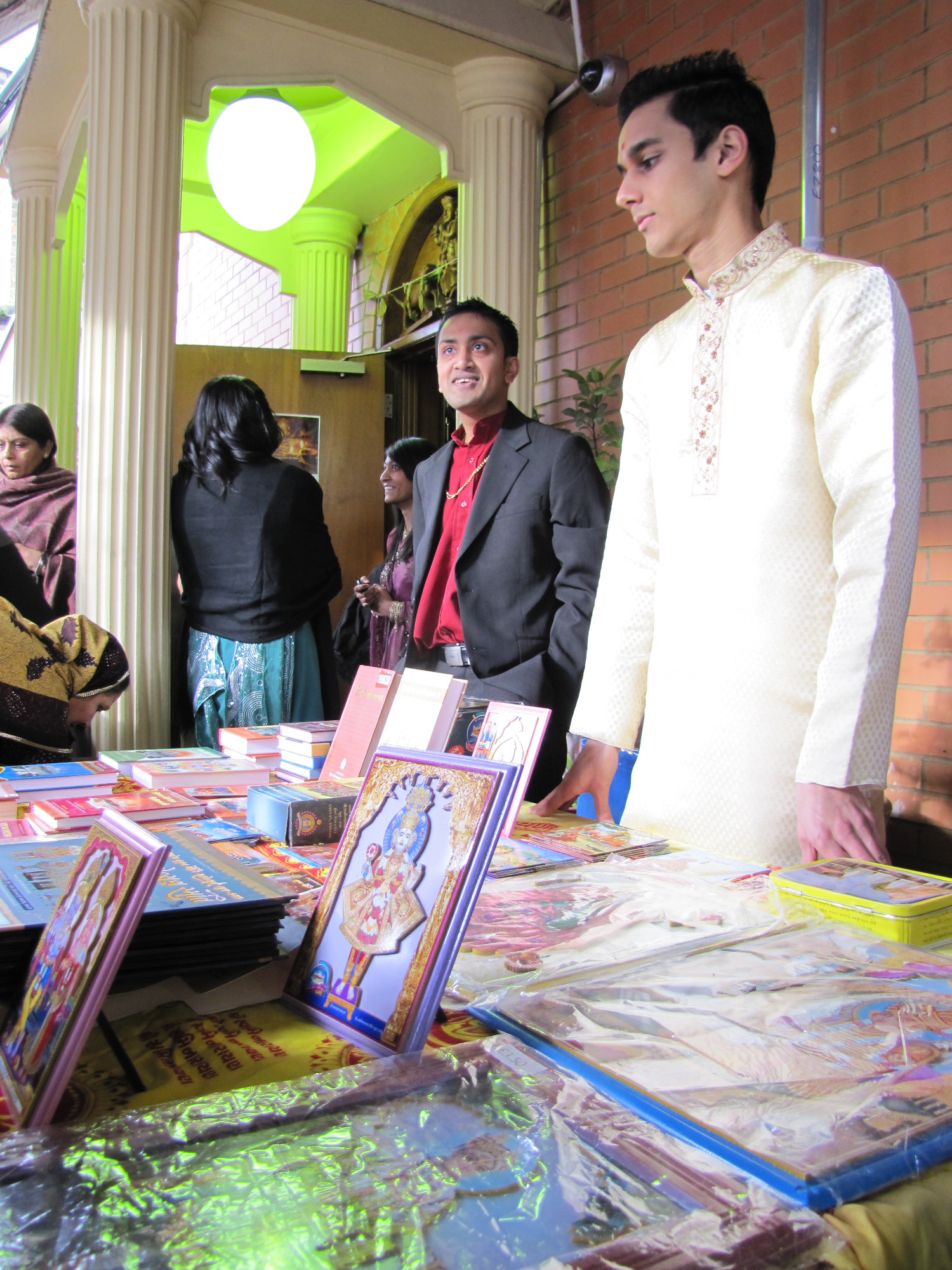©1987-2017 SKS Swaminarayan Temple East London