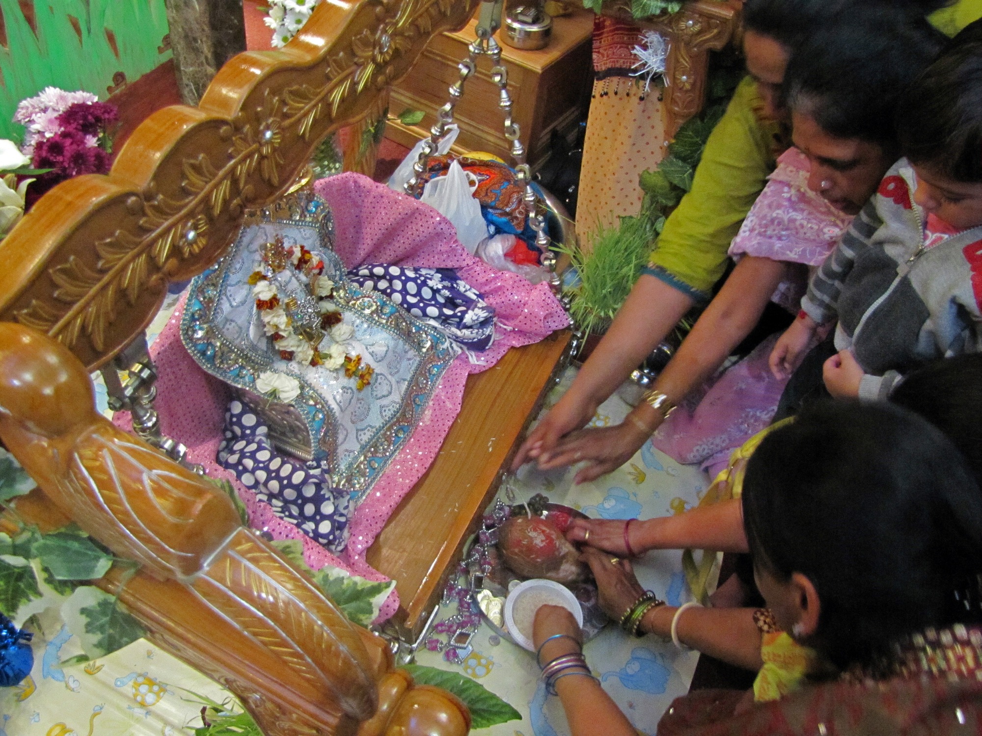 ©1987-2017 SKS Swaminarayan Temple East London