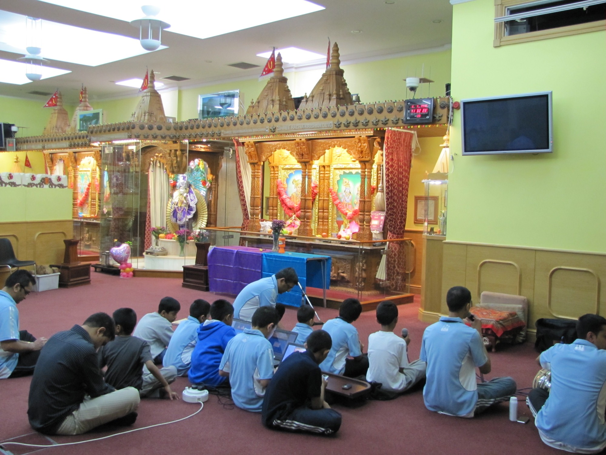 ©1987-2017 SKS Swaminarayan Temple East London