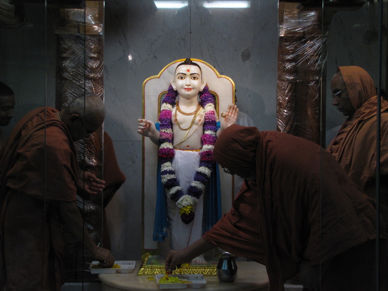 ©1987-2017 SKS Swaminarayan Temple East London