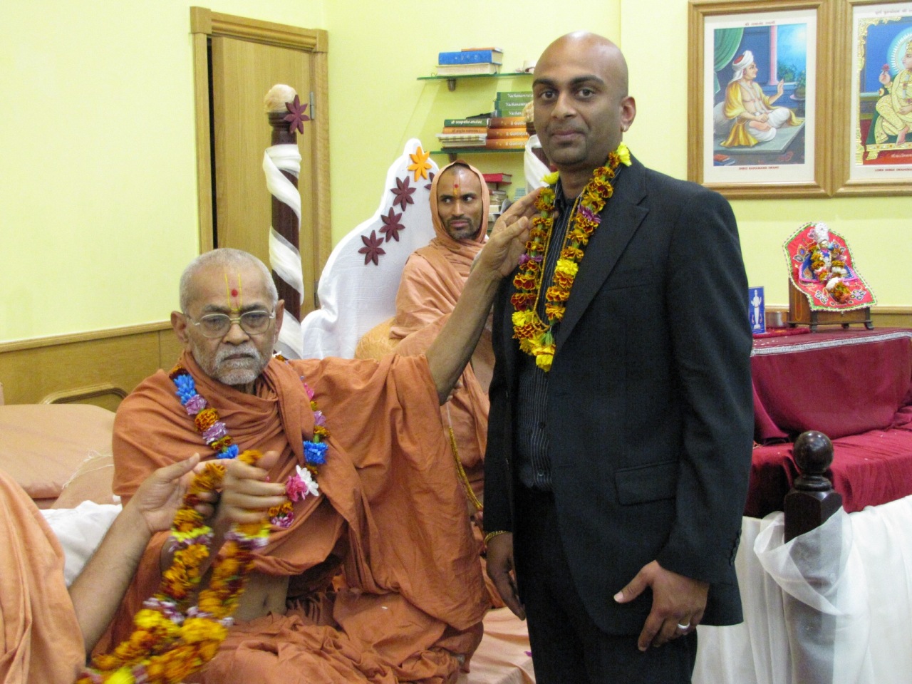 ©1987-2017 SKS Swaminarayan Temple East London