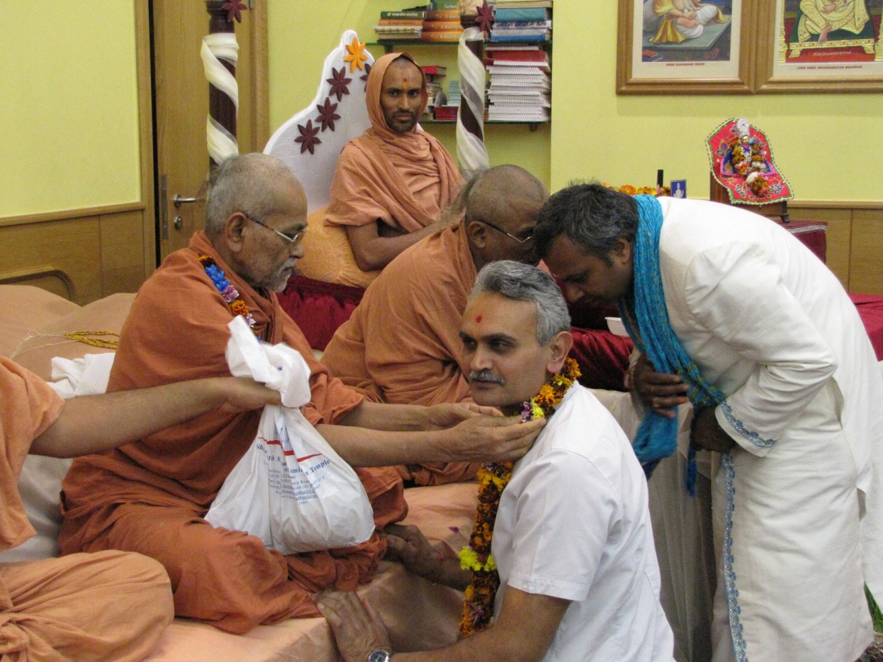 ©1987-2017 SKS Swaminarayan Temple East London